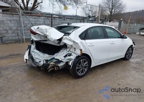 2022 Kia Forte Lxs z USA, uszkodzony, nr VIN 3KPF24AD8NE446568